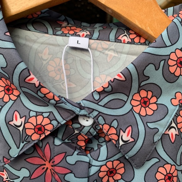 NWT Button up Blouse, size Large - Picture 2 of 5